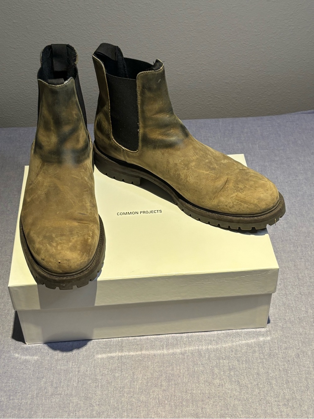 Men's Common Projects Chelsea waxed-suede boots with original packaging - Picture 4 of 8
